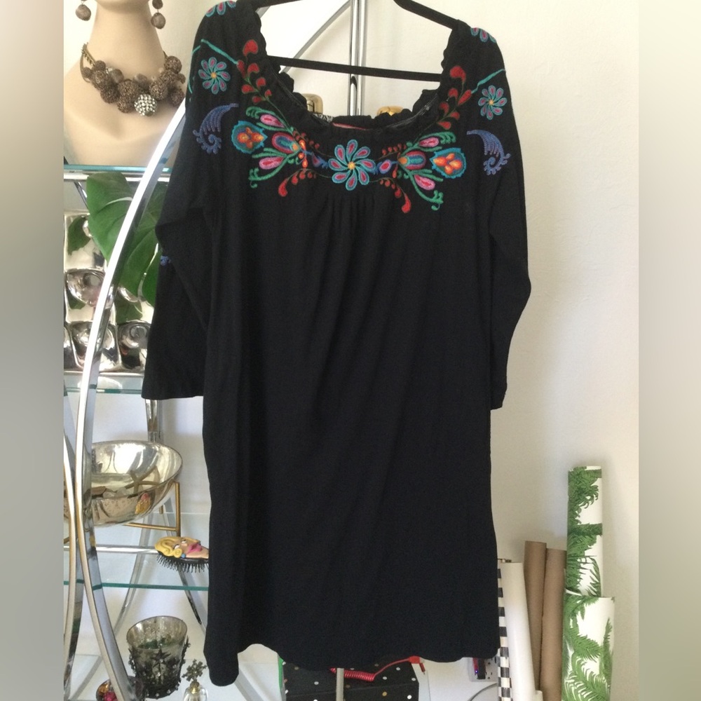 Johnny Was off shoulder dress with colorful embroidery. Size xl. Side pockets.